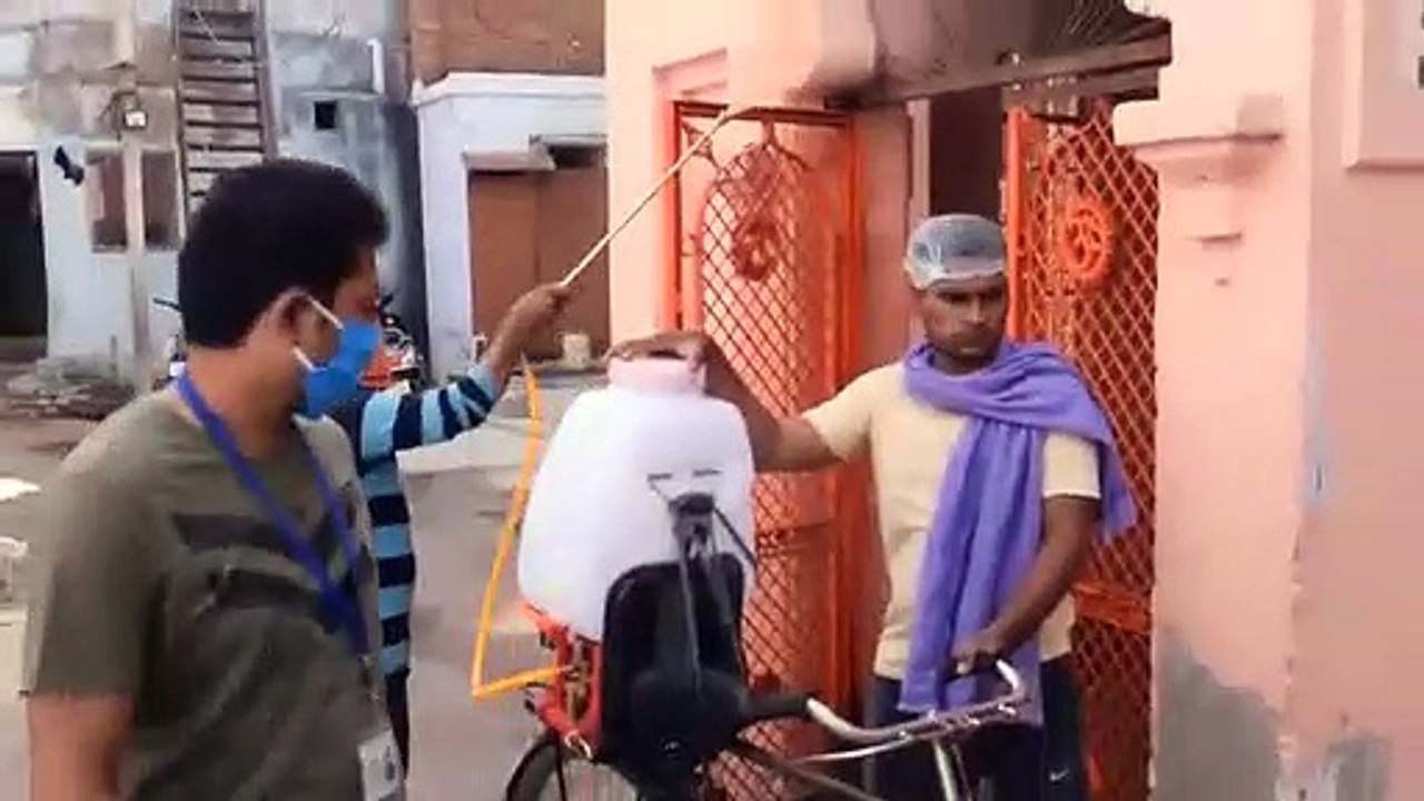 समाजसेवी ने जनता को कोरोना से बचाने के लिये कराया दवाइयों का छिड़काव