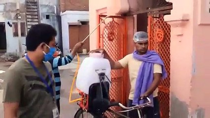 समाजसेवी ने जनता को कोरोना से बचाने के लिये कराया दवाइयों का छिड़काव