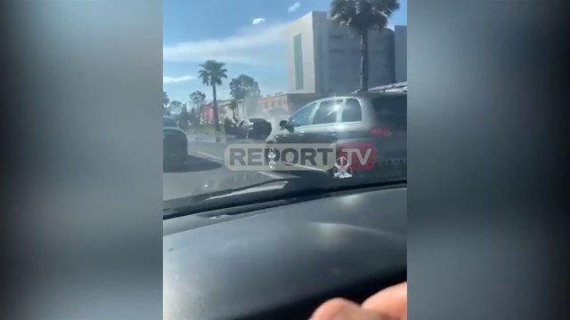 Report TV -Makina merr flakë në ecje në autostradën Tiranë-Durrës, shkak një defekt teknik