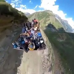 Oseriez-vous voyager sur cette charrette dans l’Himalaya... Vertigineux