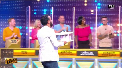 Cyril Hanouna souhaite un joyeux anniversaire à Maha et lui apporte un gâteau !