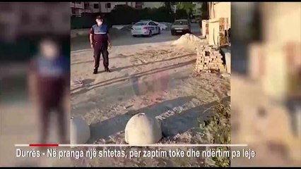 下载视频: Ora News - S'ka plazh, policia bashkiake heq çadrat dhe shezlongët pa leje te shkëmbi i Kavajës