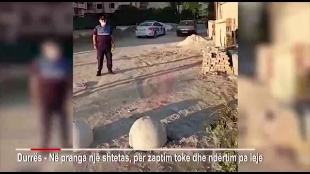 Ora News - S'ka plazh, policia bashkiake heq çadrat dhe shezlongët pa leje te shkëmbi i Kavajës