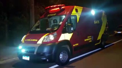 Jovem precisa do atendimento do Siate após sofrer queda de moto na Rua da Lapa