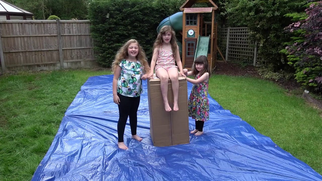 Sophia,  Isabella e Alice Brincando no Escorregador Gigante