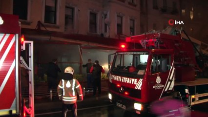 Beşiktaş’ta yangını çeken gazetecileri ‘kameranı kırarım’ diye tehdit ettiler