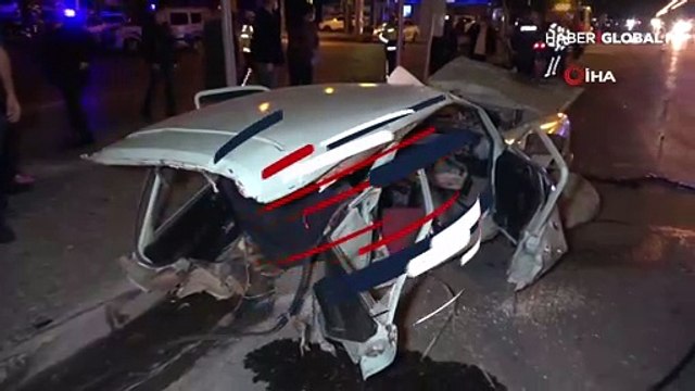 Korkunç kaza... Çarpmanın etkisiyle ikiye bölündü