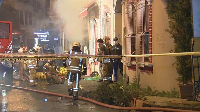 Restoranda yangın çıktı, çalışanlar basın mensuplarına saldırdı