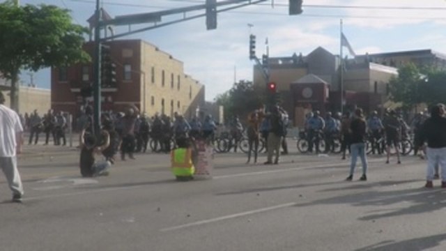 Protestas se recrudecen en Mineápolis por la muerte de un hombre negro a manos de policías