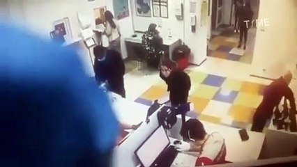 Pas de masque ? Elle utilise sa culotte !