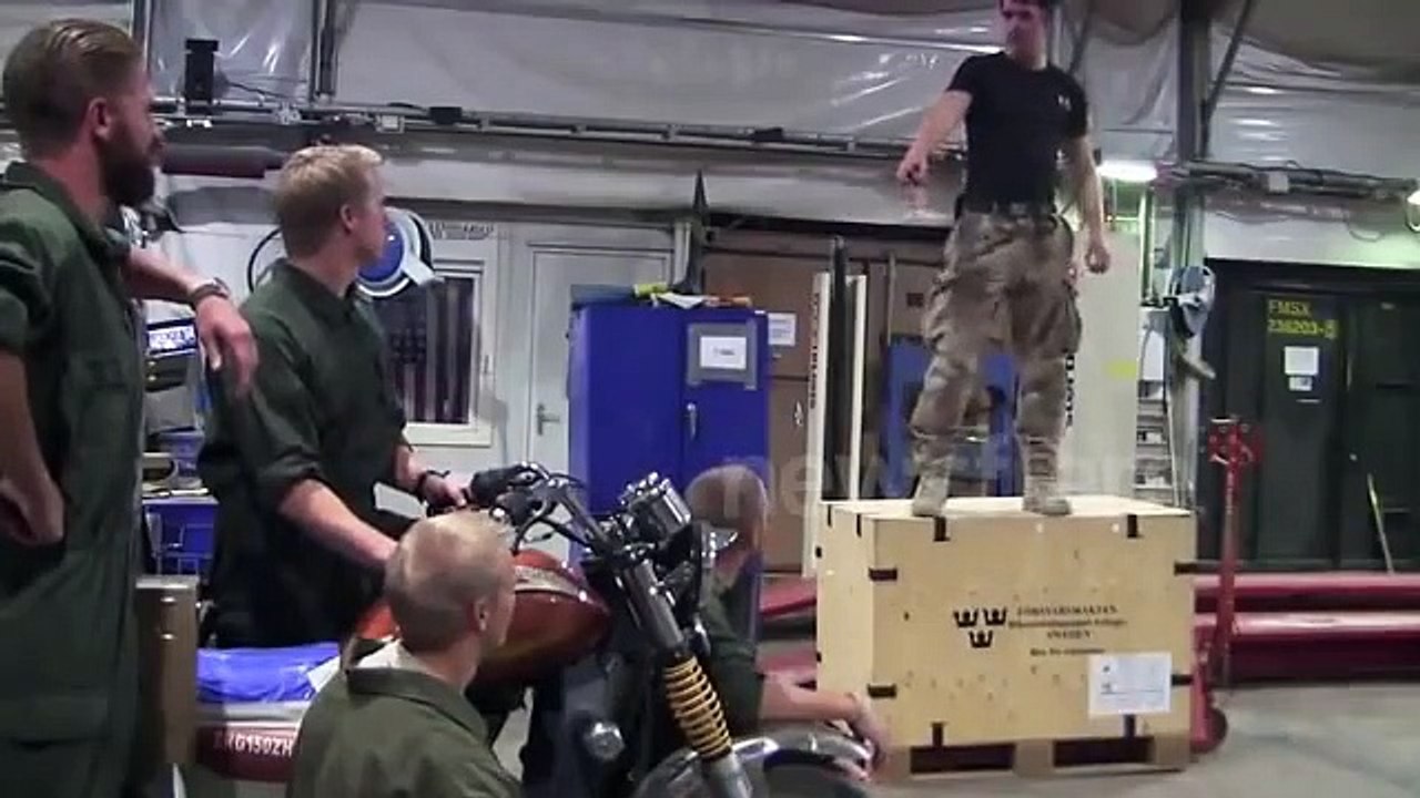 Parodie de Grease par les soldats de l'armée Suédoise !