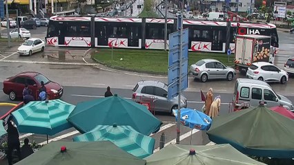 Birçoğu canlarını saniyelerle kurtardı... Dehşete düşüren tramvay kazaları kameralara böyle yansıdı