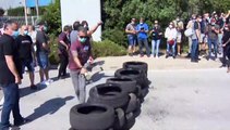 Trabajadores de Nissan queman neumáticos ante la planta de Montcada i Reixac