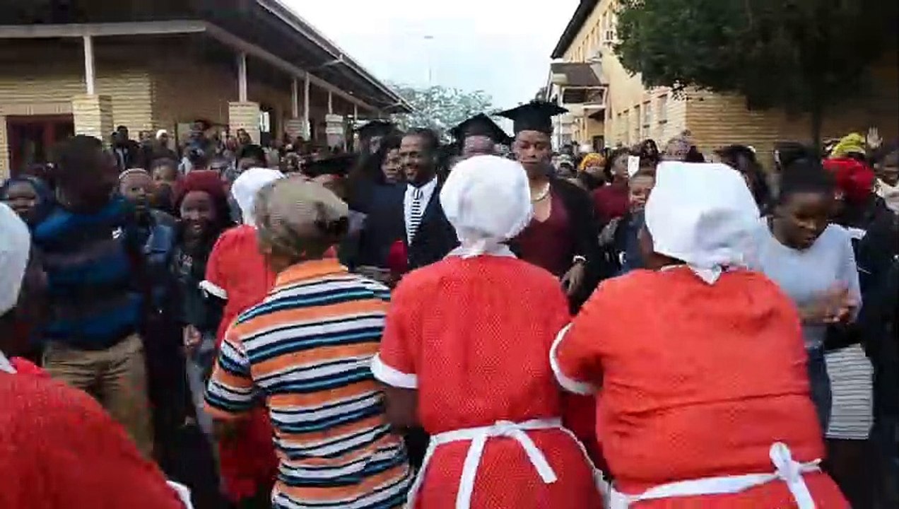 QUEL BEL ACCUEIL POUR CES JEUNES DIPLÔMES ! Pays : Afrique du SudVidéo : Walter Sisulu University