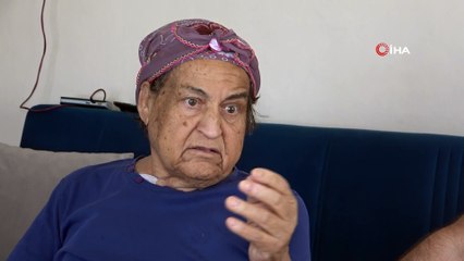 Sokağa atılan yaşlı kadına oğlu sahip çıktı