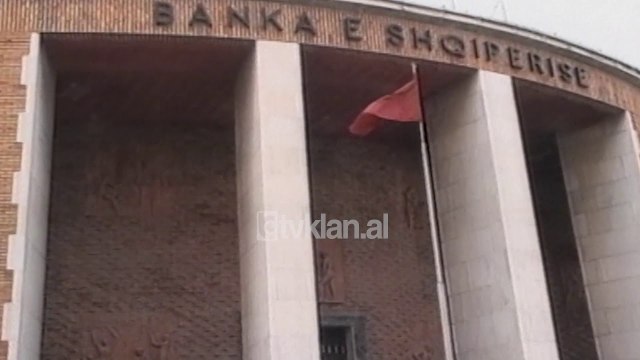 Guvernatori Cani nuk prononcohet ne media per vjedhjen e thesarit (30 Prill 2000)