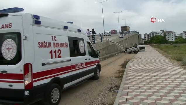 Kaza yapan otomobil üst geçitten düştü: 3 yaralı