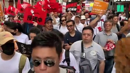 Download Video: Hong-Kong: Trois députés éjectés du parlement avant le vote d'une loi pro-Pékin