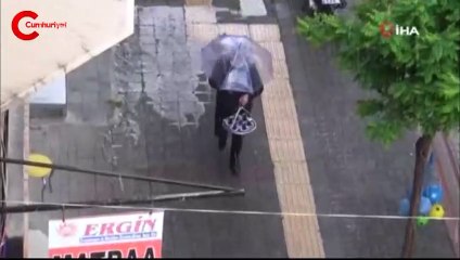 Bardaktan boşanırcasına yağan yağmurda dikkat çeken anlar