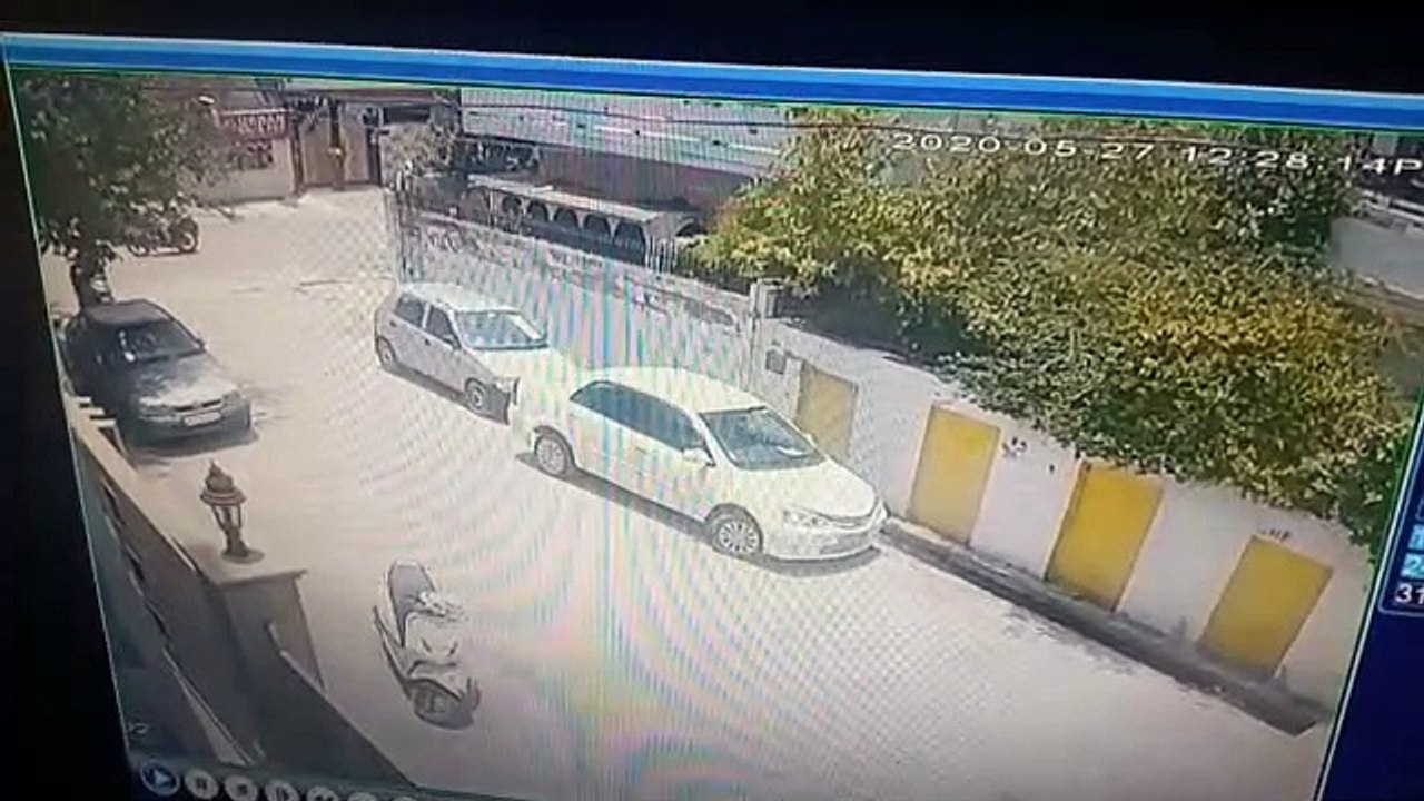 दिन दहाड़े घर के बाहर से स्कूटी उठा ले गए चोर, घटना सीसीटीवी में कैद