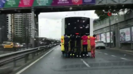 Korona virüsten korunmak için maske taktılar ama otobüse takılarak canlarını hiçe saydılar