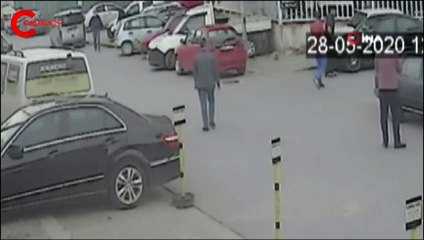 Gençler önce tokalaşıp, öpüştü ardından bıçaklarla birbirlerine saldırdı