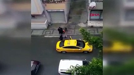 Yazıklar olsun! Vicdansız taksicinin arabasından attığı kadın sokakta doğum yaptı