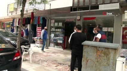 O anlar kamerada... Park halindeki otomobil kendi kendine ilerleyip önce yayaya ardından dükkanın vitrinine çarptı