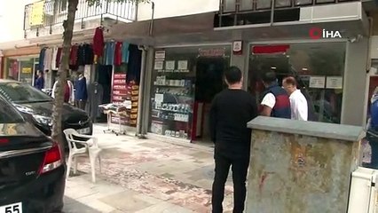 Park halindeki otomobil kendi kendine ilerleyip önce yayaya ardından dükkanın vitrinine çarptı