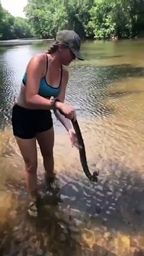 Elle joue avec un énorme serpent crotale