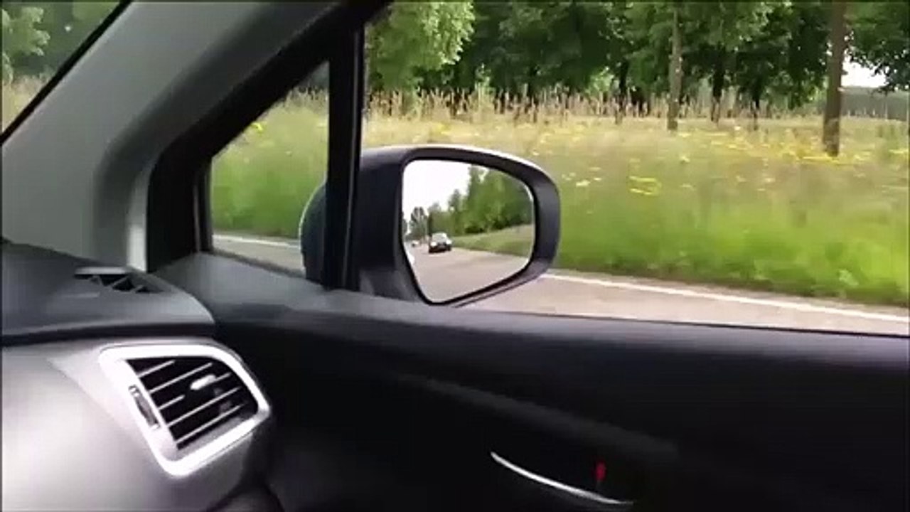 Regardez qui va doubler cet automobiliste en pleine campagne...