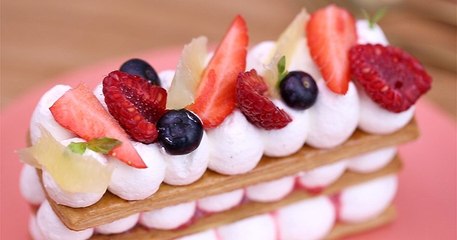 On vous met l'eau à la bouche avec notre mille-feuille frais et léger aux fruits rouges, fraises et citron !
