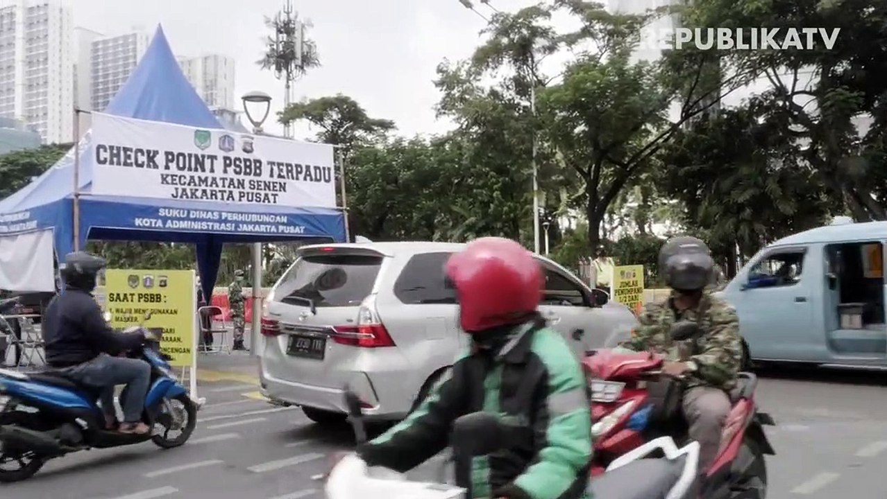 Pengunjung dan pramuniaga menggunakan eskalator di World Trade Center (WTC) Surabaya, Jawa Timur.