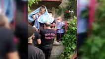 Küçük kız, karnına saplanan demirle hastaneye kaldırıldı