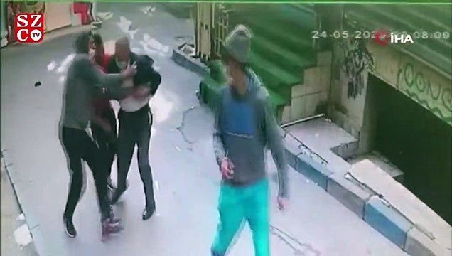 Beyoğlu'nda bayram sabahı yaşlı adamın gasp edildiği anlar kameraya yansıdı