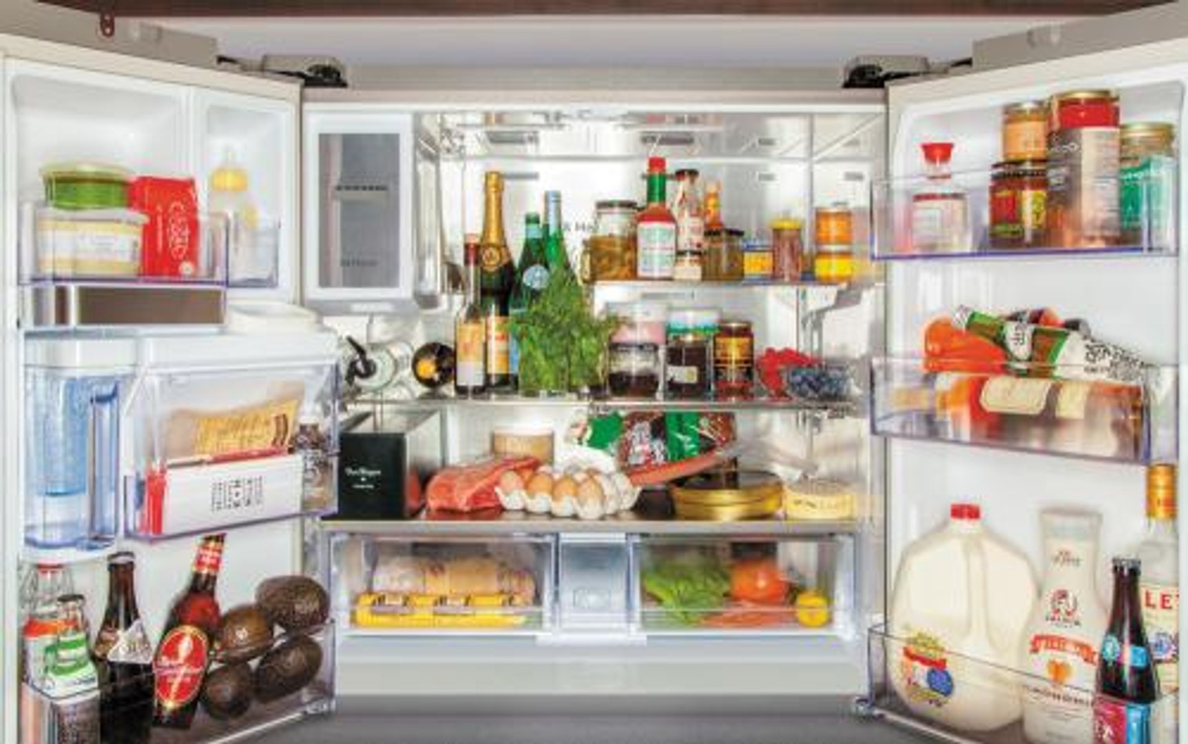 Открытый холодильник с едой