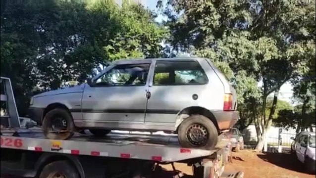 Fiat Uno com marcas de tiros é apreendido em ação do GDE, em Cascavel