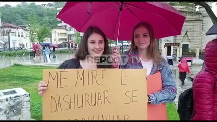 Report TV -'Nuk luhet Përdhunimesh', vajzat në Vlorë marshojnë për të dënuar ngjarjet e rënda