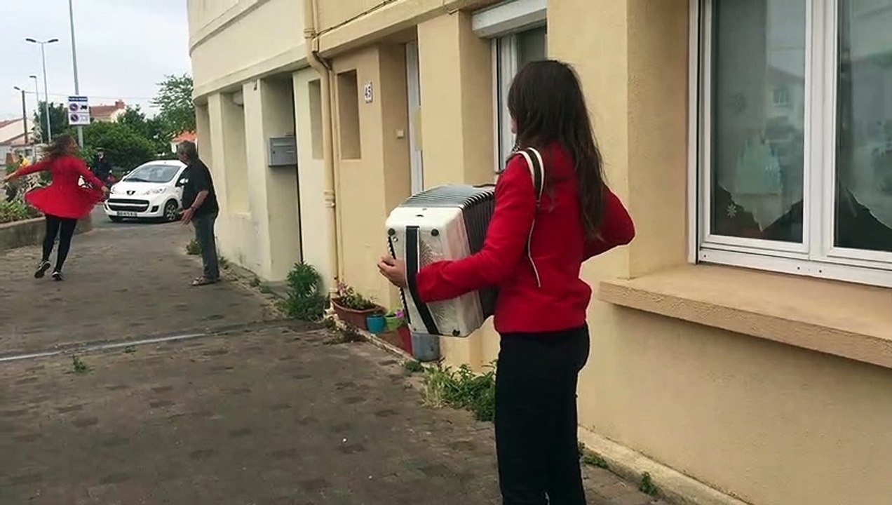 Danseurs et musiciens offrent un moment culturel privilégié aux riverains