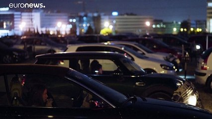الروس يستعيدون ذكريات دور السينما من السيارات وسط إجراءات الإغلاق جراء كورونا