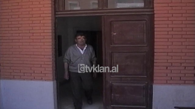 Këshilli Bashkiak, emri i sheshit Ahmet Zogu - (4 Maj 2000)