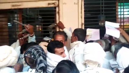 फसल बेचने ओर बैंक से पैसे निकालने के लिए किसान परेशान