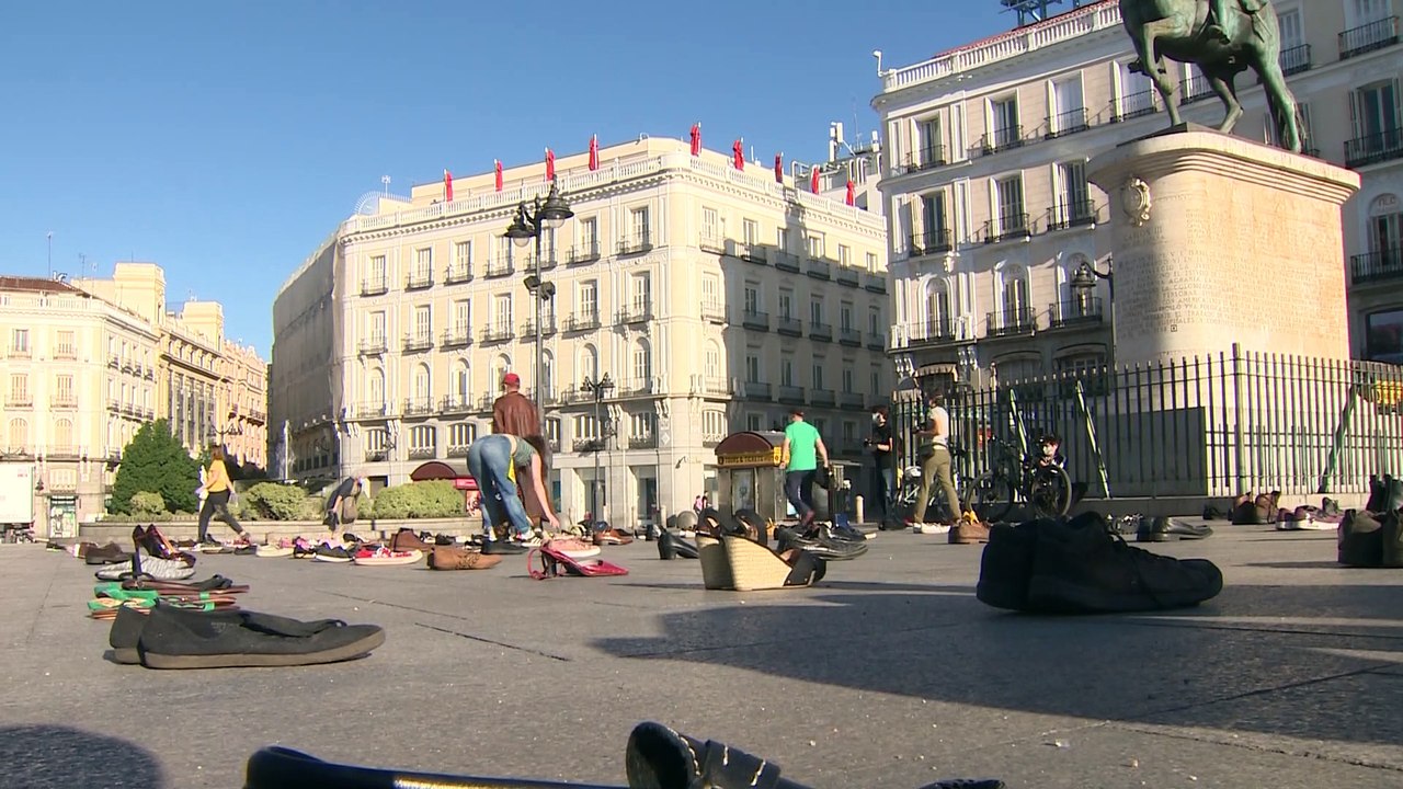 Extinction Rebellion llena de zapatos la Puerta del Sol
