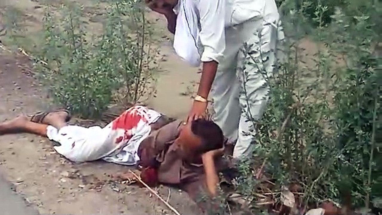शामली: अनियंत्रित ट्रक ने 300 मीटर तक बाइक सवार को घसीटा, धू-धू कर जली बाइक