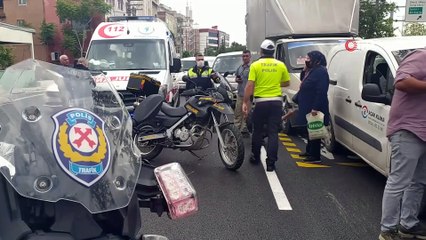 Kadın yola atladı, 5 araç birbirine girdi