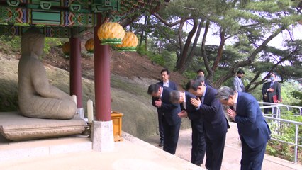 靑 "문 대통령, 원내대표와 불상서 합장...협치 다짐" / YTN