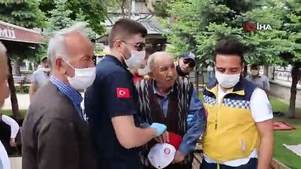 Cami bahçesinde bayıldı, cuma namazını kılabilmek için hastaneye gitmek istemedi
