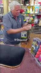 Un homme fait un tour de magie en faisant léviter un billet