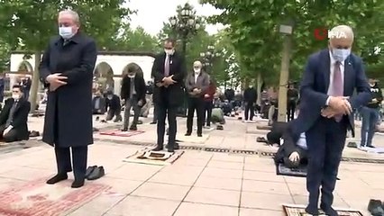 Camilerde 74 gün sonra toplu namaz kılındı
