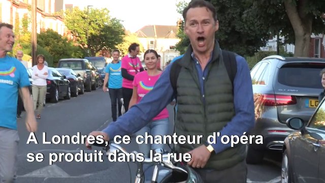 O sole mio... dans les rues de Londres: un chanteur d'opéra donne de la voix pour les soignants